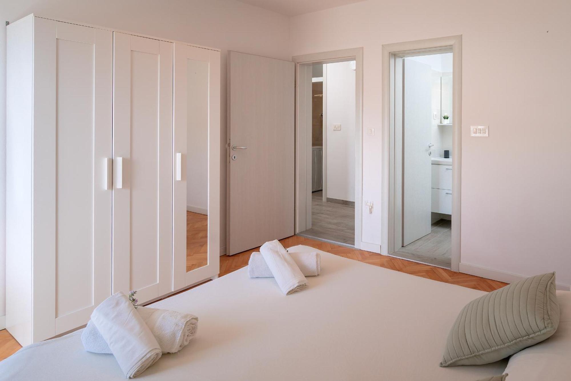Apartments Lucic Хвар Экстерьер фото